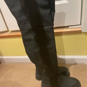 PRETTY LITTLE THING overknee boots